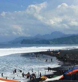 Hari Raya Kupatan, Ayo Berkunjung ke Pantai Bambang di Pasirian