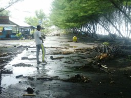 Ombak Besar Porak-Porandakan Wisata TPI Tempursari, Warung Ikan Bakar Tutup