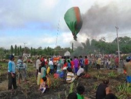 Puluhan Balon Udara Tanpa Api Hiasi Langit Lumajang