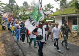 Serunya, Mlaku Isuk Cak Kaji Thoriq Bareng Ribuan Warga Kaki Gunung Semeru