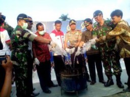 Polres Lumajang Musnahkan Ratusan Miras, Narkoba dan Sembelih Ayam Judi Sabung