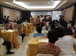 Gandeng OJK, M. Nur Purnamasidi Anggota DPR RI Gelar Workshop Bersama UMKM Lumajang