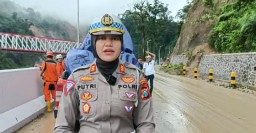 AKP Putri : Jembatan Curah Kobokan Hanya Bisa di Lewati ke Pronojiwo