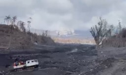 Semeru Kembali Semburkan Awan Panas Tim Evakuasi Langsung Lari