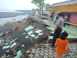 Abrasi di TPI Mengkhawatirkan, Kapolres Lumajang Minta Wisatawan Waspada