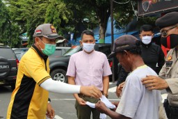 AKBP Adewira Bagikan Ratusan Masker Gratis ke Masyarakat Lumajang