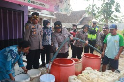 Pasca Banjir, Polisi Bersama Relawan Salurkan Air Bersih di Desa Sidomulyo Lumajang