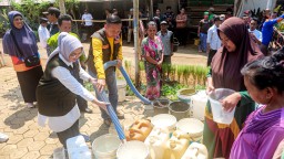 Warga 3 Desa di Gucialit Lumajang Terima Droping Air Bersih