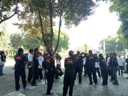 Ratusan Massa Aksi Berbaju Hitam Berkumpul di Alun - alun Lumajang