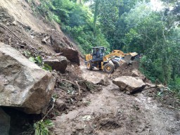 Alat Berat Singkiran Bebatuan Bessar Jalur Piket Nol Kembali Ditutup Untuk Roda 2