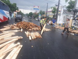 Anggota Polsek Ranuyoso Bantu Bersihkan Kayu Berserakan