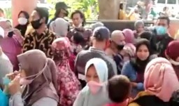 Warga Tempeh Lumajang Tak Sabar Antri Ikut Vaksin Hingga Berdesakan