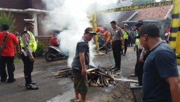 Aparat Keamanan Tenangkan Warga Jarit Blokir Jalan Untuk Truk Pasir Lumajang