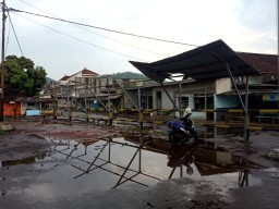 Brak.! Atap Parkir Stasiun Kereta Api Klakah Diterjang Hujan Angin