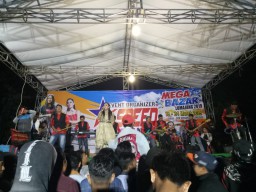 Konser Musik Mega Bazar Dibanjiri Pengunjung di GOR Wirabhakti Lumajang