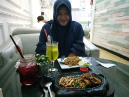 Santai di Blessing Cafe: Beef Steak jadi Favorit