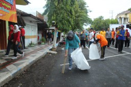 Bunda Indah Cabut Gambar Caleg Dipaku di Pohon Kota Lumajang