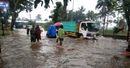 Pertigaan Jalan Condro Pasirian Lumajang Terendam Banjir