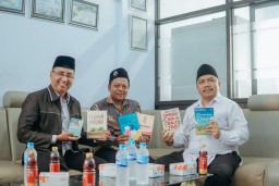 Kepala Kemenag Lumajang Terima 6 Buku Karya MTs Miftahul Ulum 2 Bakid