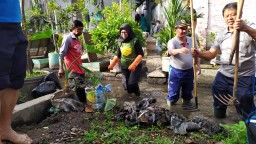 Duh..! Bunda Indah Bersihkan Kali Temi Temukan Banyak Sampah