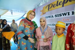 Bunda Indah Minta Sekolah di Lumajang Kreatif dan Inovatif