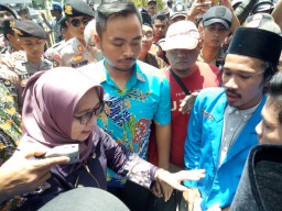 Bunda Indah Emosi Menghadapi Aksi Demo PMII Lumajang Tagih Janji Politik