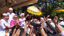 Bunda Indah Hadiri Upacara Ritual Tawur Labuh Getuh di Pura Mandhara Giri Semeru