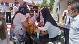 Pasar Murah Minyak Goreng di Depan Pendopo Lumajang Diserbu Warga