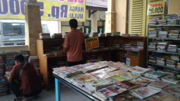 Berburu Buku Rp 5000-an di Perpustakaan Lumajang