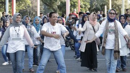 Cak Thoriq, Mbak Farin dan Bunda Indah Ikut Tari Godril Lumajang Masal