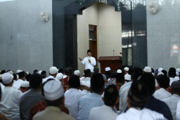 Sholat Jum'at di Masjid Al-Huda, Cak Thoriq Diwadul Jalan Rusak dan Gorong-Gorong Mampet