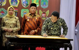 Cak Thoriq Berkomintem Lumajang Anti Korupsi