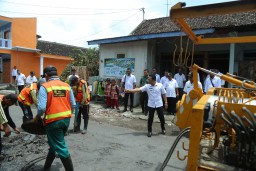 Cak Thoriq Pantau dan Awasi Langsung Perbaikan Jalan Berlubang Kabuaran