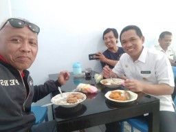 Cak Thoriq Makan Siang di Kantin Pemkab Bareng PNS, Sopir  dan Wartawan