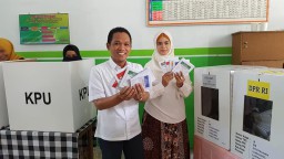 Cak Thoriq dan Mbak Farin Nyoblos di TPS Depan Pendopo Arya Wiraraja