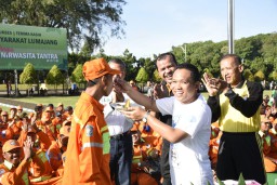 Bupati Lumajang Suapi Pasukan Orange  Atas Dedikasinya Menjaga Kebersihan