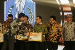 Pemkab Lumajang Raih Penghargaan PPID Award 2019