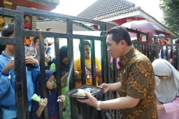 Cak Thoriq dan Mbak Farin Bagi Bagi Kue ke Penonton Pawai Seni Budaya Lumajang