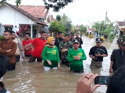 Cak Thoriq dan Bunda Indah Menceburkan Diri ke Banjir Sapa Warga Terdampak