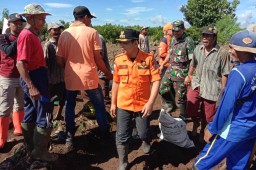 Cak Thoriq dan Dandim Lumajang Kerja Bhakti Perbaiki Tanggul Jebol