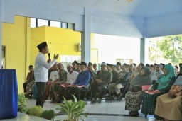 Cak Thoriq Berikan Honor Guru Ngaji di Ranuyoso, Bunda di Klakah