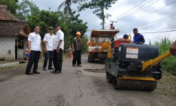 Cak Thoriq Pantau Langsung Perbaikan Jalan Rusak Dawuhan Wetan - Rowokangkung