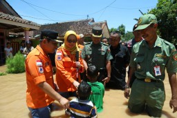 Bupati dan Wabup Tinjau Lokasi Langganan Banjir Rowokangkung Lumajang