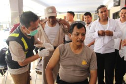 Anggota Polres Lumajang Disuntik Vaksin Influenza Cegah Virus Corona