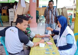 Tim Medis Puskesmas Sumbersari Cek Kesehatan Petugas Rekap PPK Rowokangkung