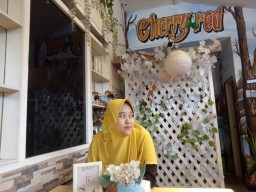 Cherry Red Cafe  Tawarkan Tempat Nongkrong Ala Korea