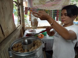 Meledak, Cilok Mercon Gesang - Tempeh Diburu Pembeli