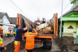 DLH Kerahkan Armada Bersihkan Sisa Banjir Bandang Semeru Lumajang