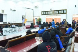 Wakil Ketua dan Ketua Komisi A DPRD Temui Demo PMII Lumajang