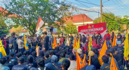 Demo PMII dan IMM Lumajang ke Cak Thoriq Aspirasikan Jalan Rusak